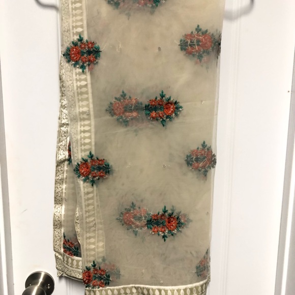 Maria B Luxury Lawn Embroidered Pakistani 3pc Suit - Picture 9 of 12